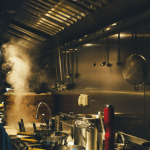 Ce înseamnă ghost kitchen și cum te poate ajuta să livrezi mai eficient preparatele comandate online?